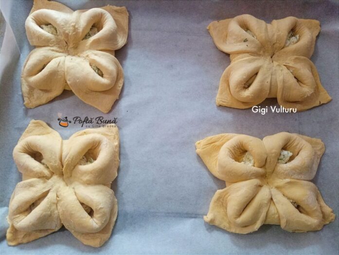 Flori din foietaj cu crema de branza Flori din foietaj cu crema de branza