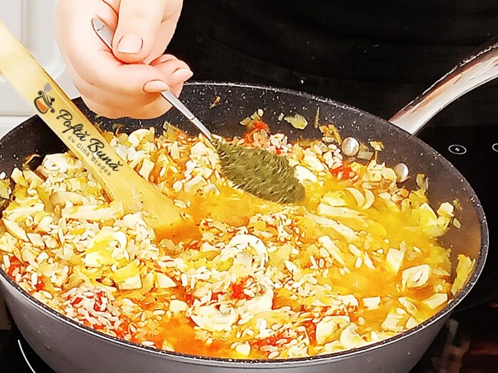 Ardei umpluti cu orez si ciuperci reteta de post Ardei umpluti cu orez si ciuperci reteta de post gina bradea 5 700x525 - Ardei umpluti cu orez si ciuperci reteta de post