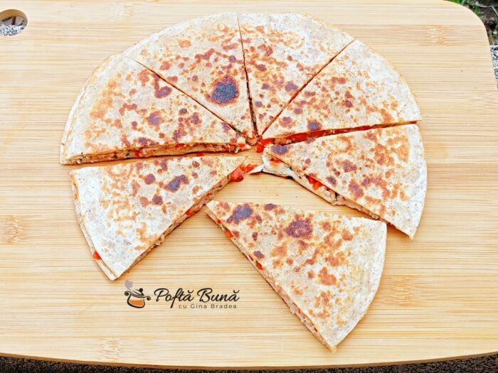 Lipii quesadilla cu carne tocata ardei si moozarella la tigaie reteta gina bradea 1 700x525 - Lipie cu ton, avocado si salata