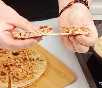 Lipii quesadilla cu carne tocata ardei si moozarella la tigaie reteta gina bradea 10 350x300 - Index retete culinare
