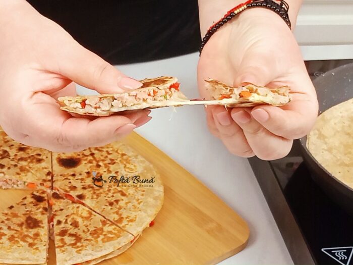 Quesadilla cu carne tocata, legume si mozarella