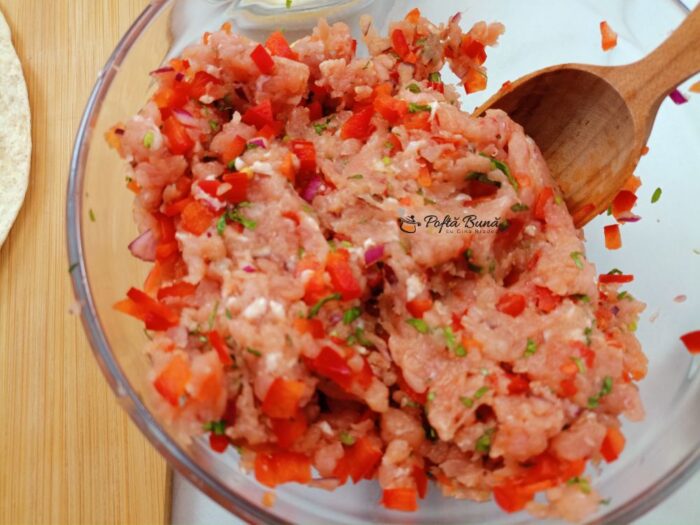 Lipii quesadilla cu carne tocata ardei si moozarella la tigaie reteta gina bradea 5 700x525 - Quesadilla cu carne tocata, legume si mozarella