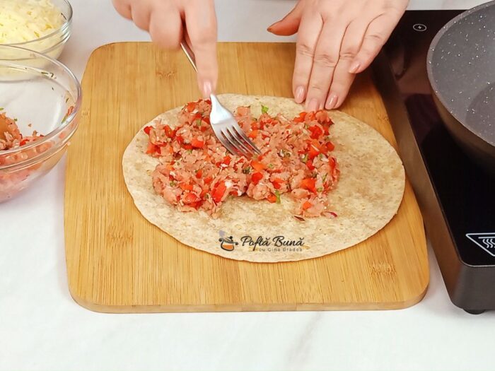 Lipii quesadilla cu carne tocata ardei si moozarella la tigaie reteta gina bradea 6 700x525 - Quesadilla cu carne tocata, legume si mozarella