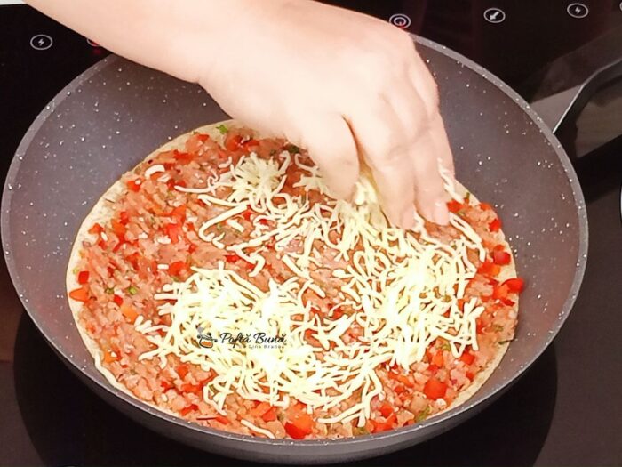 Lipii quesadilla cu carne tocata ardei si moozarella la tigaie reteta gina bradea 8 700x525 - Quesadilla cu carne tocata, legume si mozarella