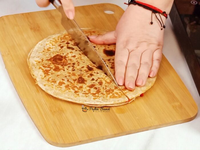 Quesadilla cu carne tocata, legume si mozarella