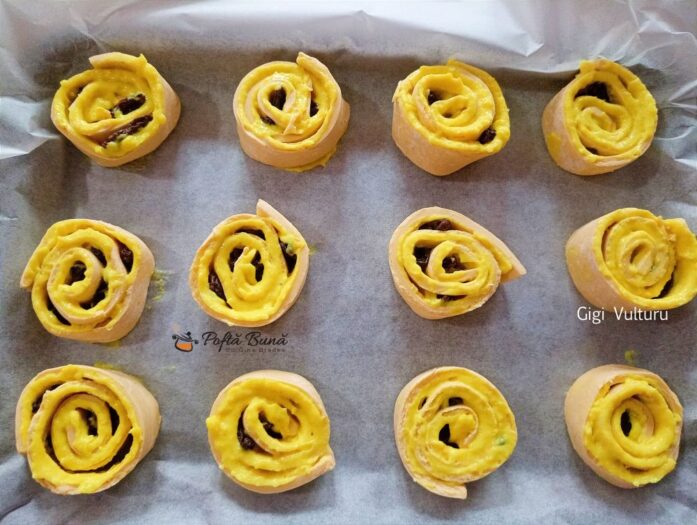 Melci din foietaj cu crema de vanilie si stafide Melci din foietaj cu crema de vanilie si stafide