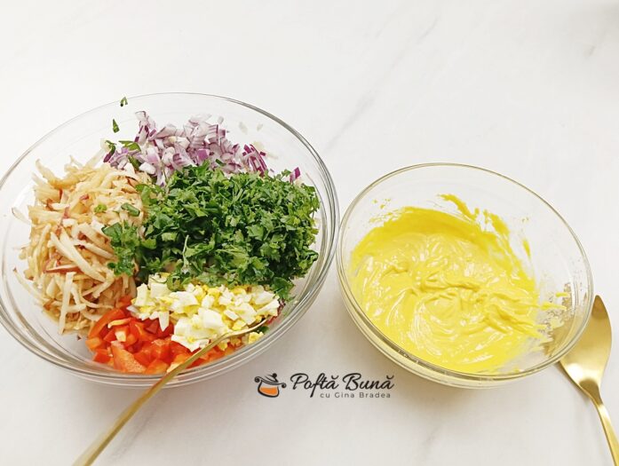 Salata de oua fierte cu ceapa si mere Salata de oua fierte cu ceapa si mere