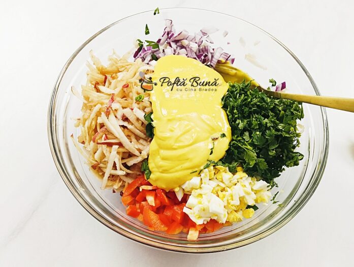 Salata de oua fierte cu ceapa si mere Salata de oua fierte cu ceapa si mere