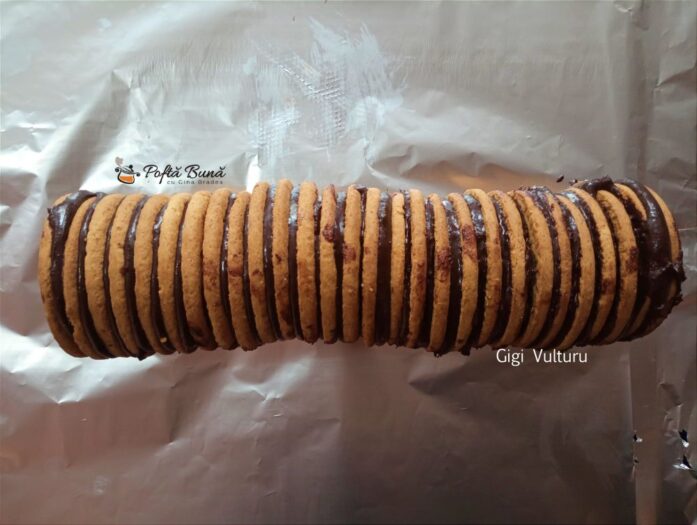 Desert din biscuiti si crema de ciocolata