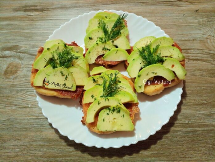 Sandvisuri cu oua si avocado Sandvisuri cu oua si avocado