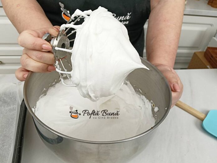 Prajitura felii londra cu nuca bezea si gem reteta gina bradea 5 697x525 - Prajitura felii Londra cu nuca, gem si bezea