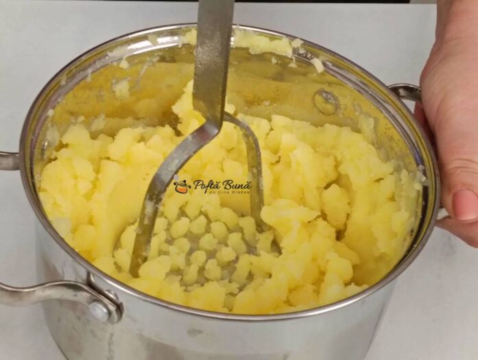 Piure de cartofi cu unt si smantana Piure de cartofi cu unt si smantana