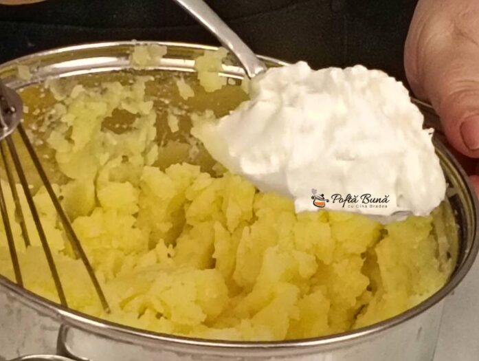 Piure de cartofi cu unt si smantana Piure de cartofi cu unt si smantana