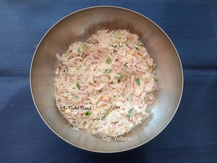 Salata de ridichi cu oua si ceapa verde