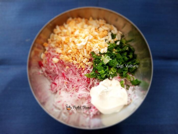 Salata de ridichi cu oua si ceapa verde