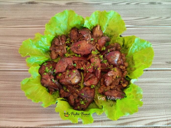 Ficatei de pui la cuptor Ficatei de pui la cuptor serviti pe o farfurie cu frunze de salata verde, garnisiti cu patrunjel proaspat tocat.