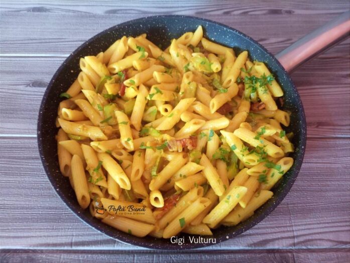 Paste cu dovlecei cu kaizer si curcuma Paste cu dovlecei cu kaizer si curcuma