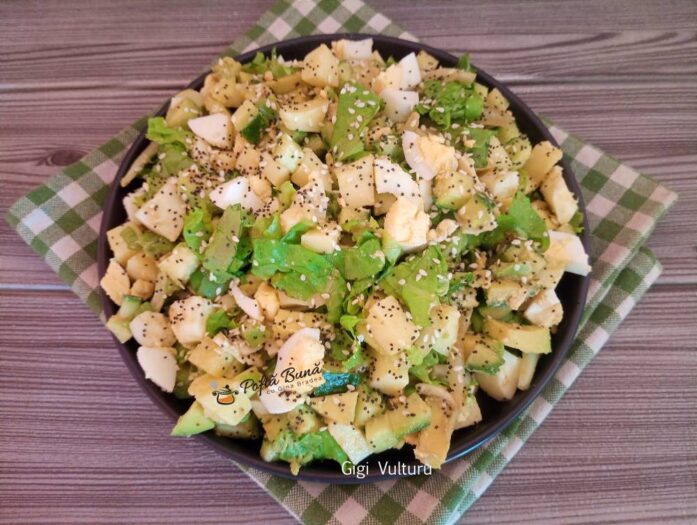 Salata de avocado cu castraveti, oua si salata verde Salata de avocado cu castraveti, oua si salata verde