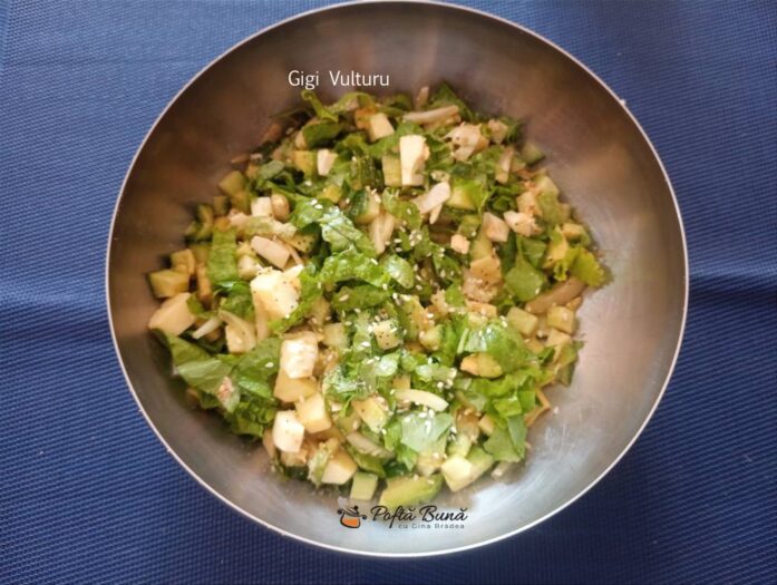 Salata de avocado cu castraveti, oua si salata verde Salata de avocado cu castraveti, oua si salata verde