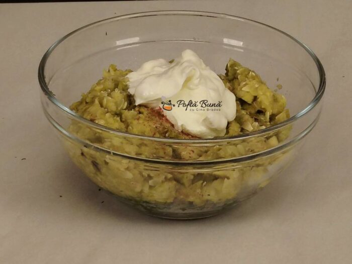 Salata de dovlecei copti cu usturoi si iaurt Salata de dovlecei copti cu usturoi si iaurt