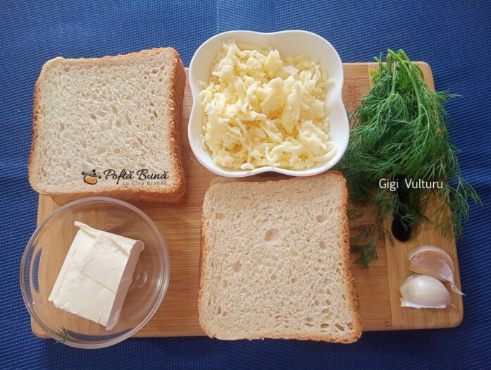 Aperitiv din paine toast cu usturoi, mozzarella si marar Aperitiv din paine toast cu usturoi, mozzarella si marar