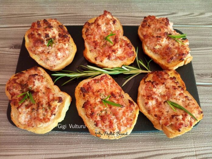Bruschete cu carnati si crema de branza