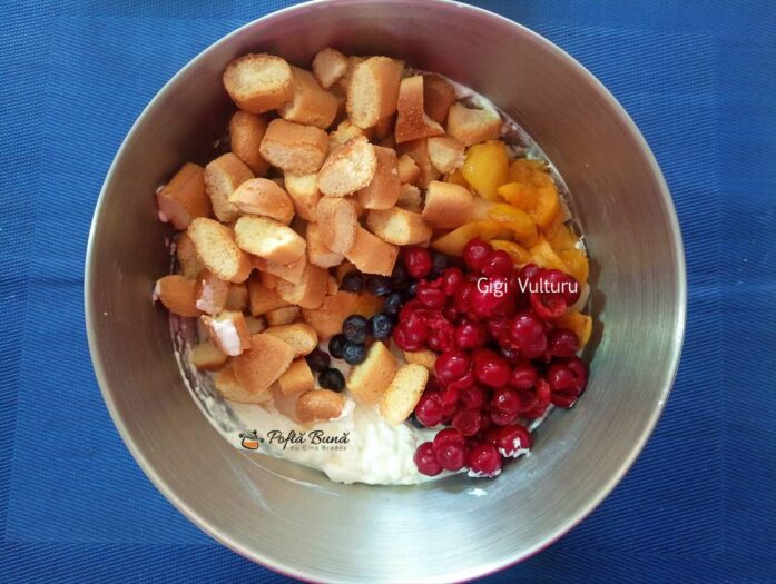 Desert din piscoturi, fructe si frisca