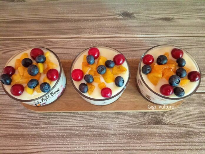 Desert din piscoturi, fructe si frisca