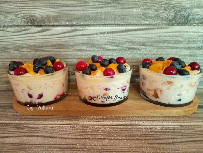 Desert din piscoturi, fructe si frisca