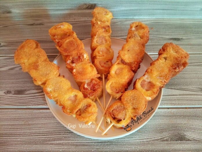 frigarui pane din lipii si carnati reteta gina bradea 1 697x525 - Ouă crocante din lipie cu pastă de ouă