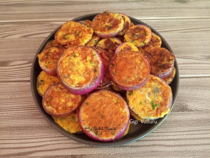 Mini omlete in inele de ceapa rosie Mini omlete in inele de ceapa rosie