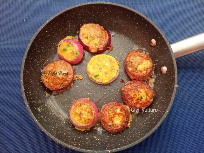 Mini omlete in inele de ceapa rosie Mini omlete in inele de ceapa rosie