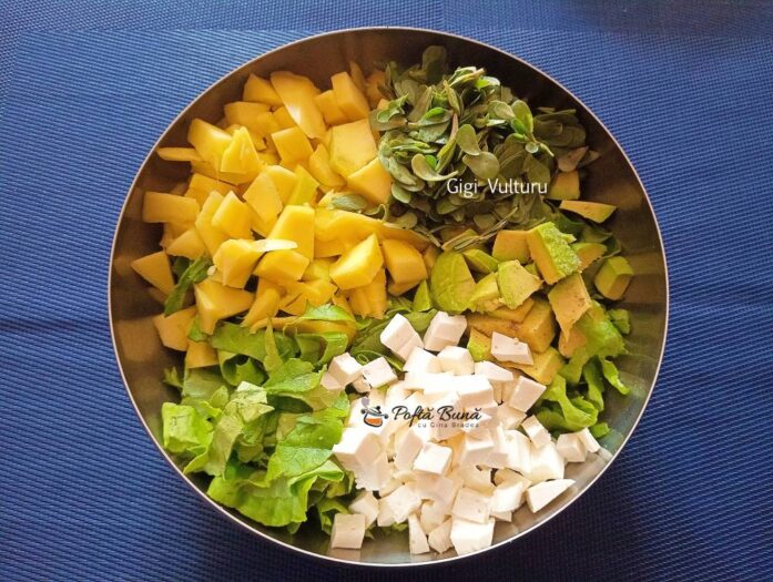 Salata de avocado cu mango, iarba grasa si branza