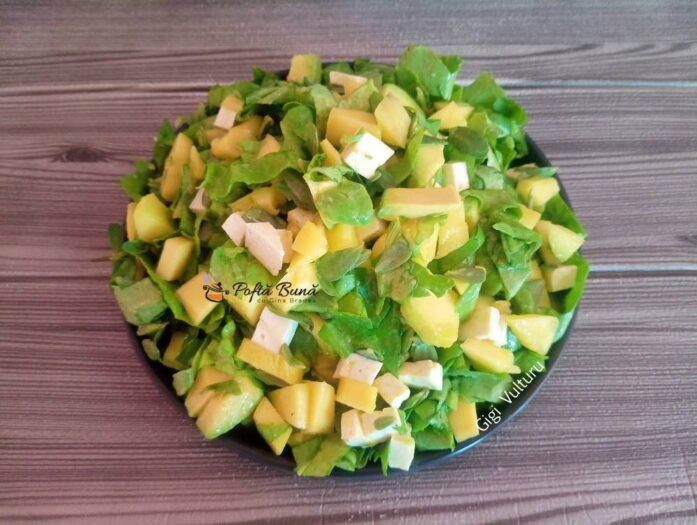 Salata de avocado cu mango, iarba grasa si branza