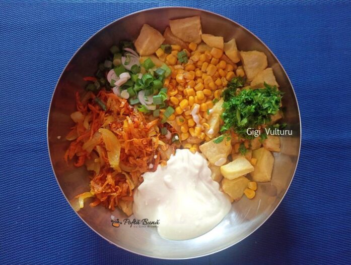 Salata de cartofi copti cu porumb, ceapa si morcov