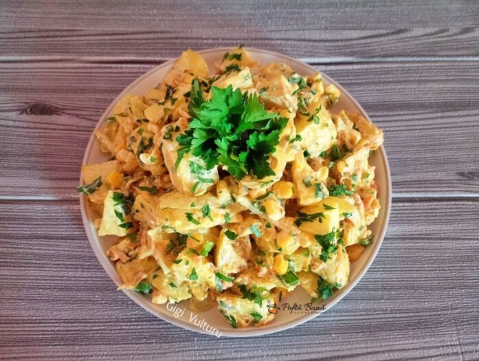 Salata de cartofi copti cu porumb, ceapa si morcov