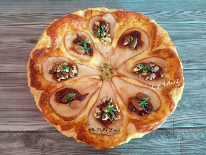 Tarta rustica din foietaj, pere si cascaval Tarta rustica din foietaj, pere si cascaval