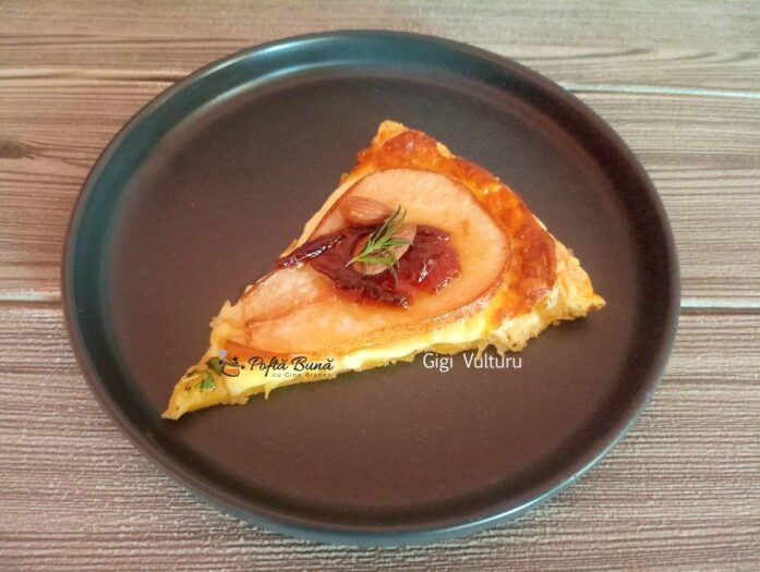 Tarta rustica din foietaj, pere si cascaval Tarta rustica din foietaj, pere si cascaval