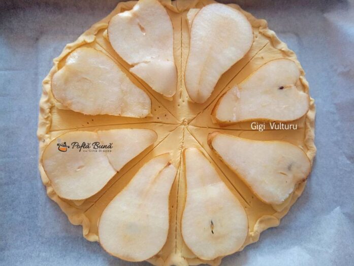 Tarta rustica din foietaj, pere si cascaval Tarta rustica din foietaj, pere si cascaval