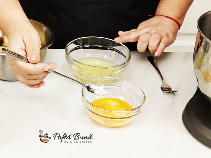 Cheesecake cu iaurt banane fara zahar si faina reteta dietetica gina bradea 4 700x525 - Cheesecake cu iaurt si banane, fara faina sau zahar