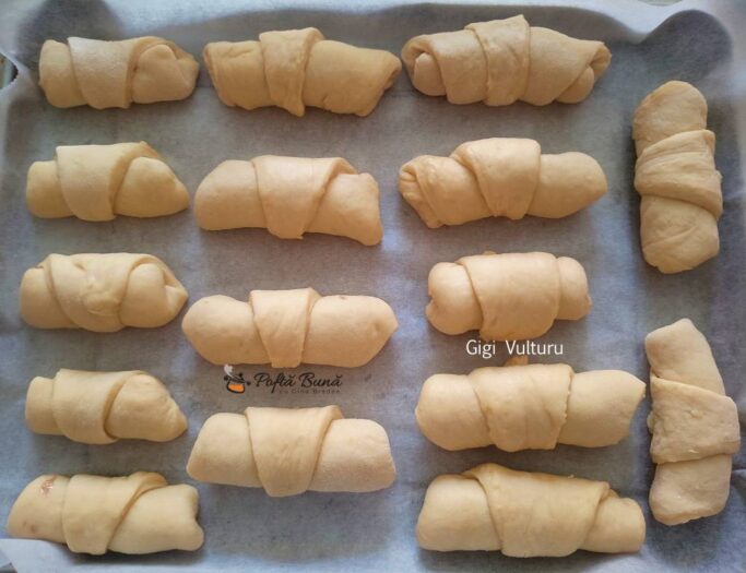 Mod de preparare pentru cornuri cu iaurt si crema de ciocolata