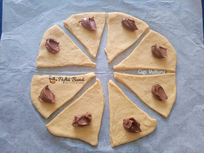 Mod de preparare pentru cornuri cu iaurt si crema de ciocolata