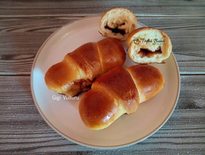 Cornuri cu iaurt si crema de ciocolata