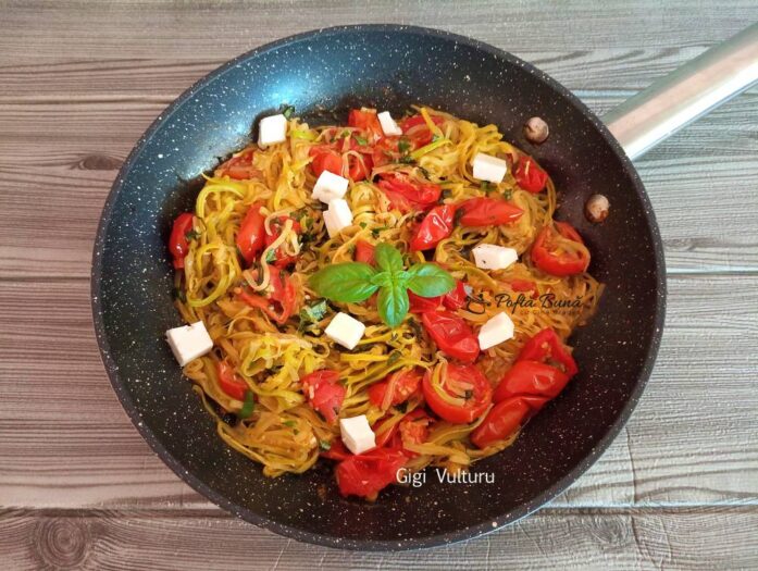 Dovlecei cu rosii cherry, branza si busuioc