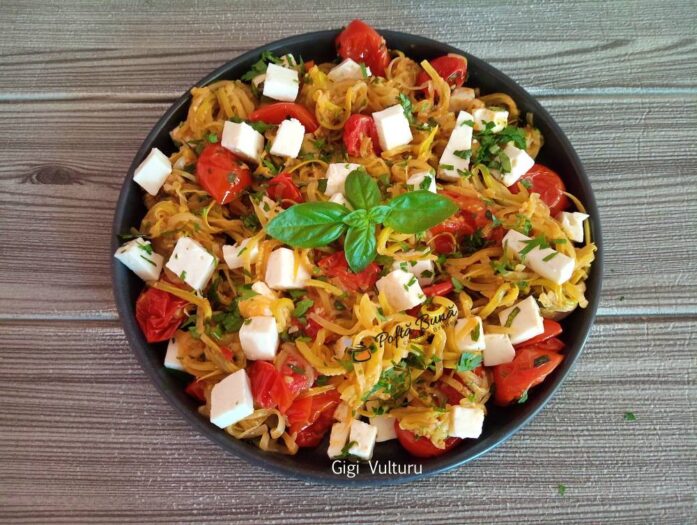 Dovlecei cu rosii cherry, branza si busuioc