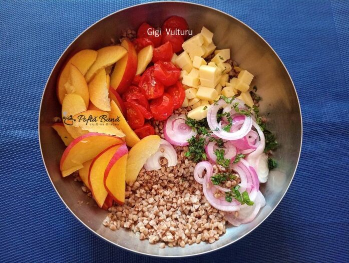 Salata din hrisca si piersici sau nectarine