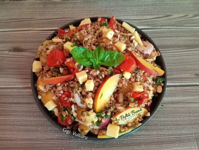 Salata din hrisca si piersici sau nectarine