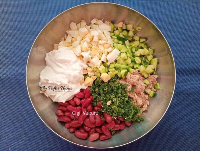 Salata proteica de fasole boabe cu castraveti si iaurt grecesc