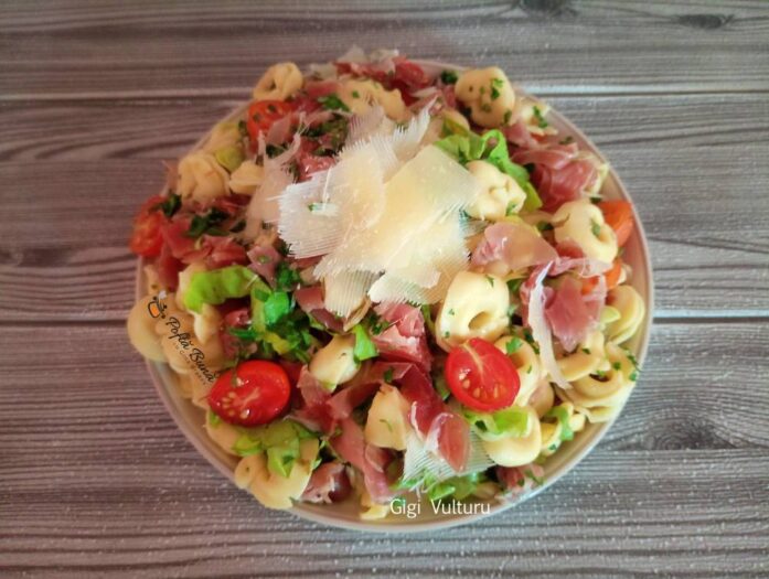 Tortellini cu prosciutto si rosii cherry