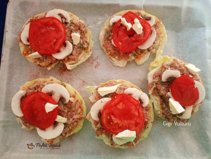 varza cu carne tocata ciuperci cascaval cuptor reteta 1 697x525 - Varza cu carne tocata la cuptor